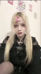 704x1278