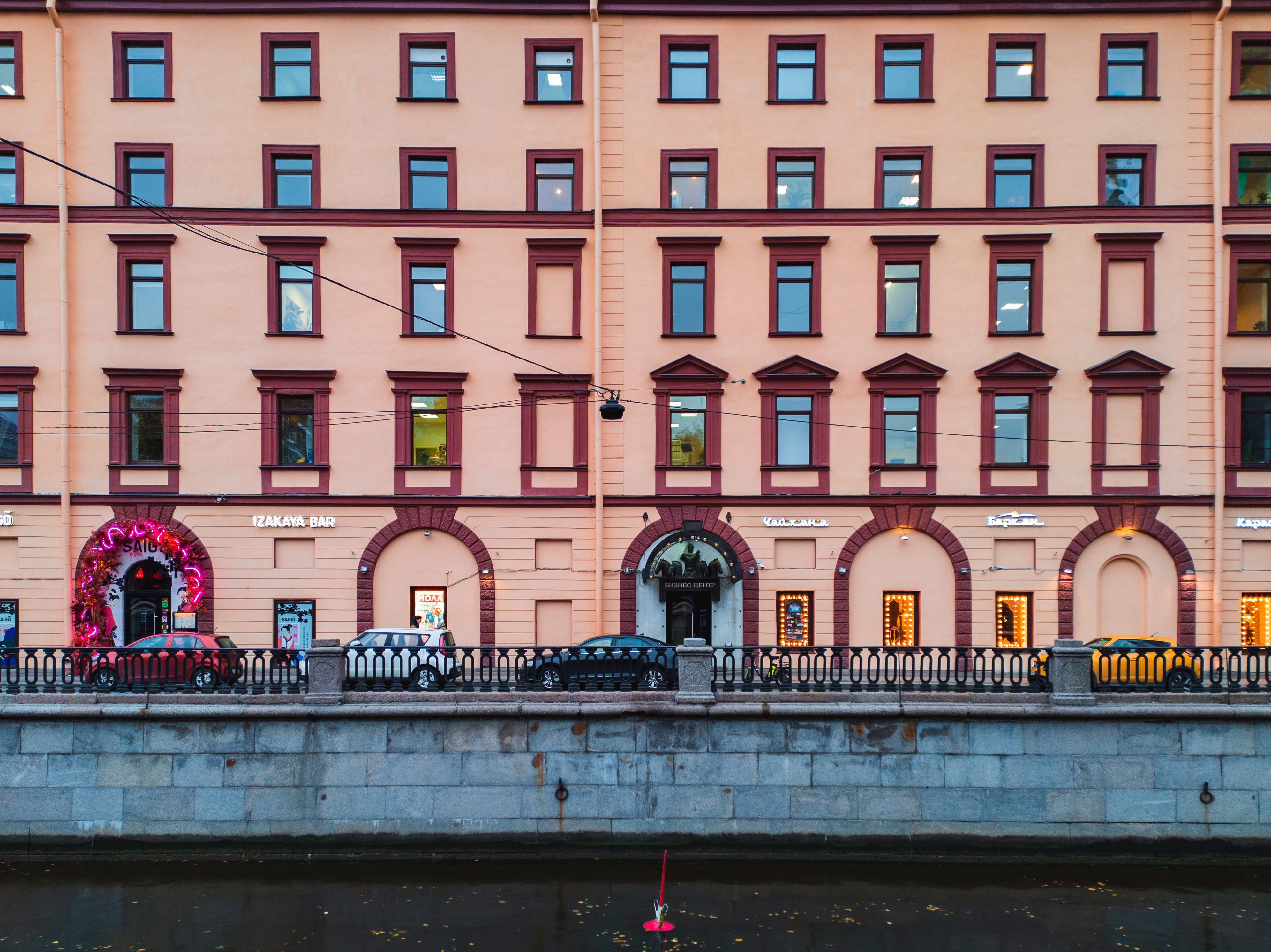 3982x2982