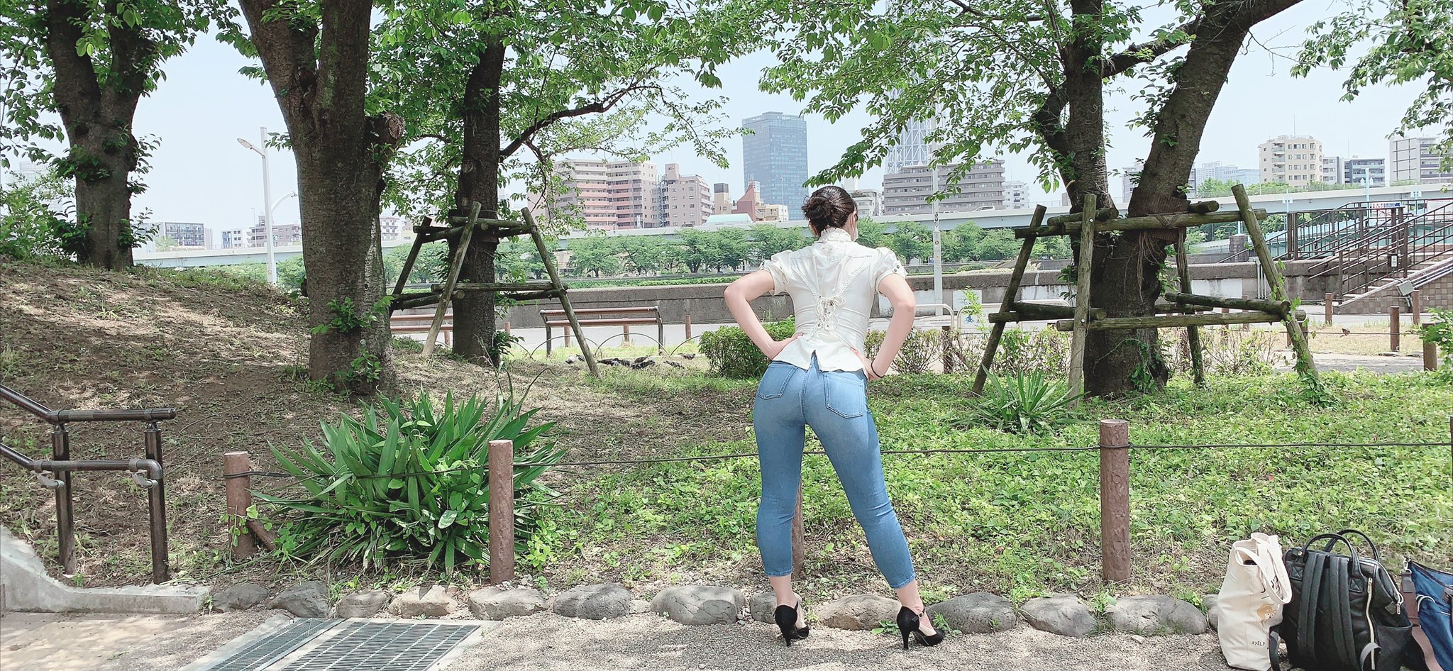 2048x946