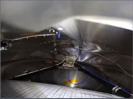 588x436