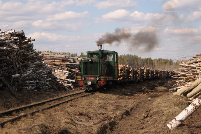 673x449