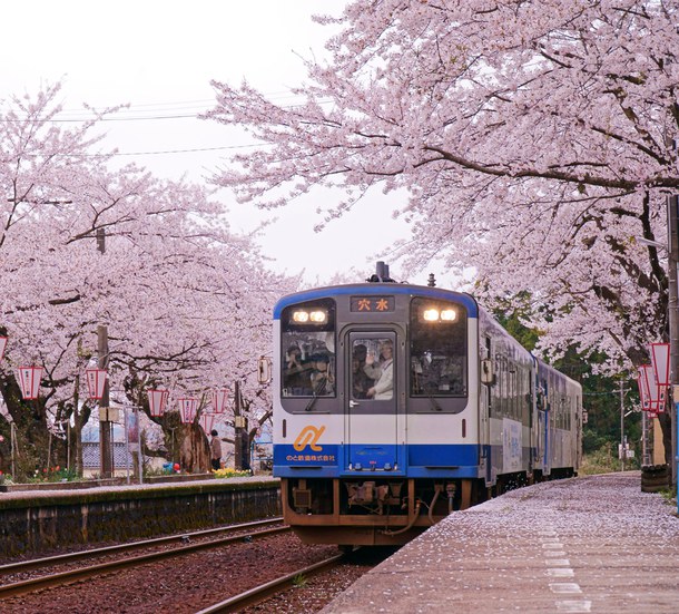 610x551